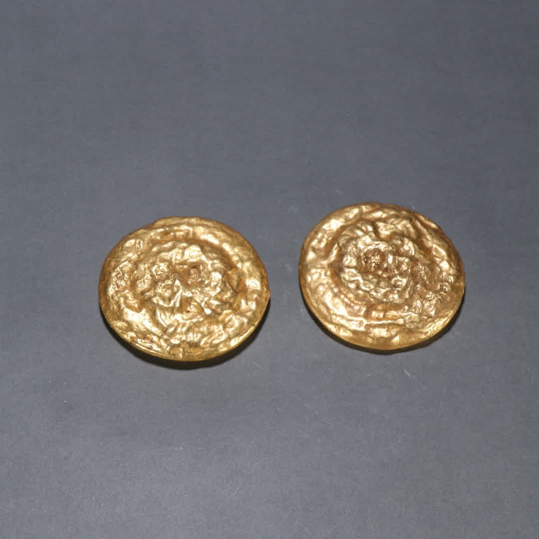 A pair of copper-gilt gold cakes: A pair of copper-gilt gold cakes SIZE: W:6.2x6.3cm W:364.8g (The Dimensions Of All Batches Are Manually Measured.If You Need More Detailed Information, Please Contact Our Customer Service Before