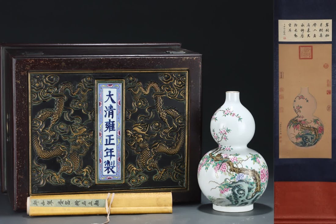 A pastel flower and bird poem made in the Qing Yongzheng era with gold gourd bottle Lang Shining: Qing Yongzheng year pastel flower and bird poetry painting gold gourd vase Lang Shining silk calligraphy and painting SIZE: Core 64.5x30cm Porcelain H: 30.8cm Belly diameter 18.8cm (The Dimensions Of