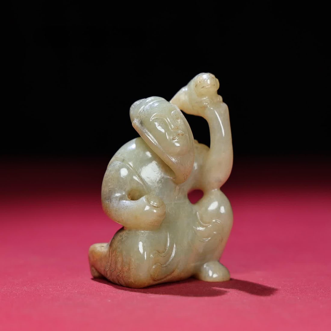 A piece of Han Dynasty jade kneeling: Han Dynasty jade kneeling person holds the piece SIZE: 74x43x35mm W:148g (The Dimensions Of All Batches Are Manually Measured.If You Need More Detailed Information, Please Contact Our Customer Service