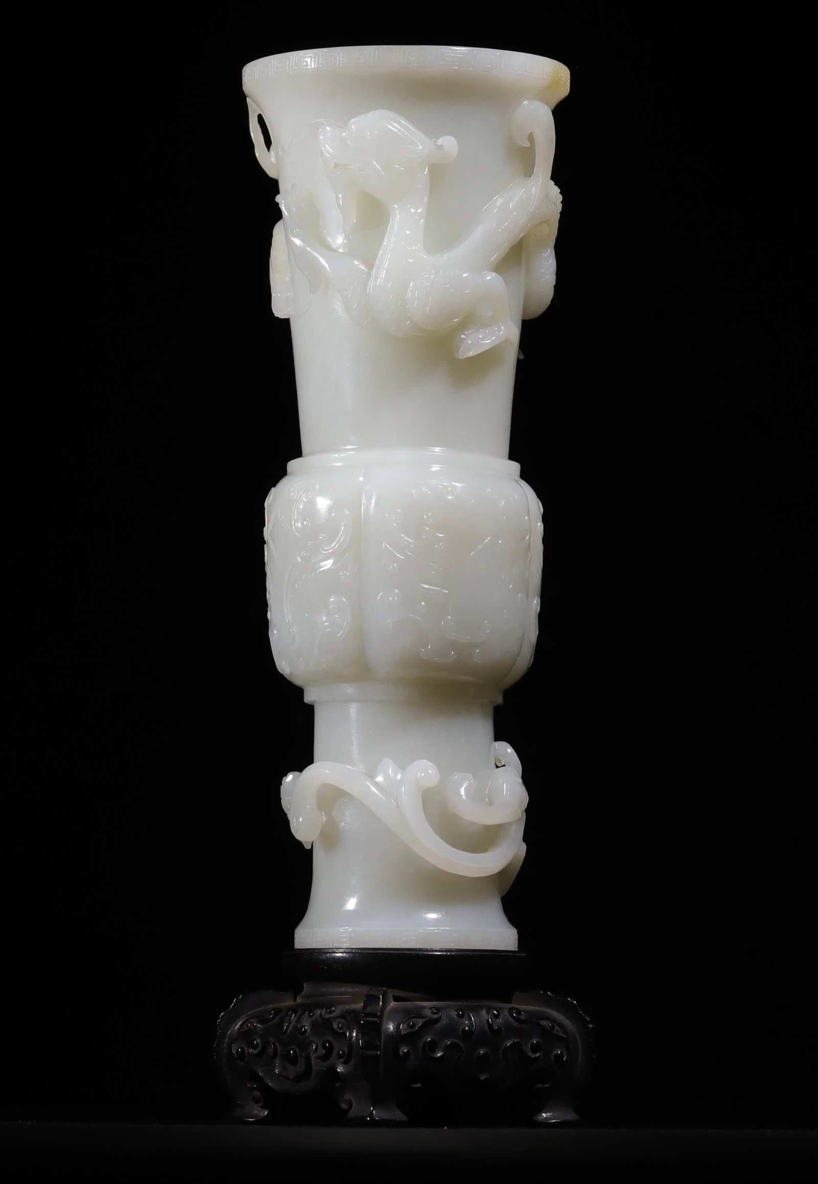 A Qing Dynasty Qianlong high-relief coiled dragon white jade flower cup jade treasure: Qing Dynasty Qianlong high-relief coiled dragon white jade flower cup jade treasure This flower cup is carved from Hetian's first-class white jade whole material, the jade is white as fat, glossy and