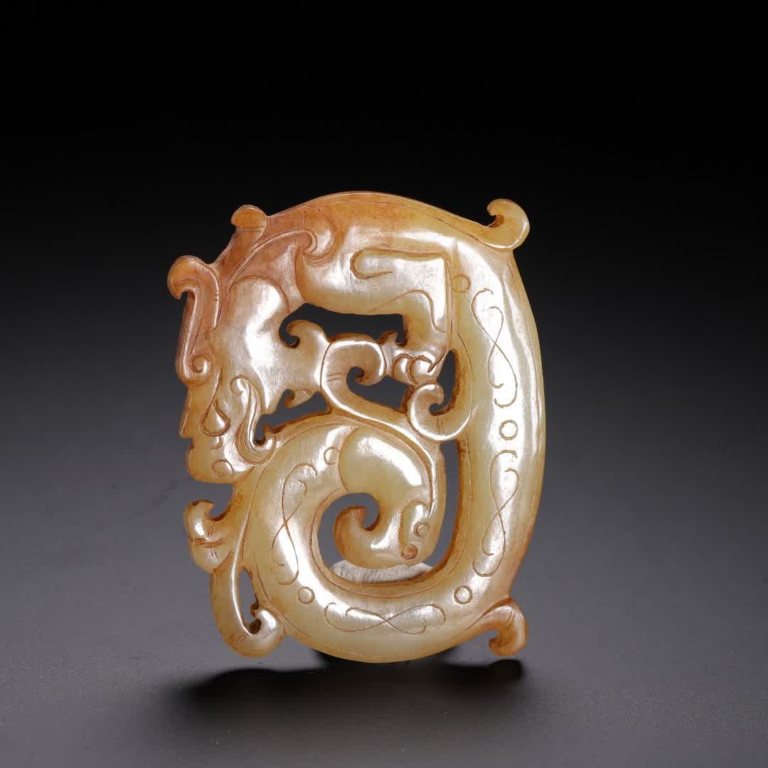 A piece of ancient jade wall: The ancient jade wall SIZE: W:4.5cm H:6cm W:30g (The Dimensions Of All Batches Are Manually Measured.If You Need More Detailed Information, Please Contact Our Customer Service Before Bidding.)