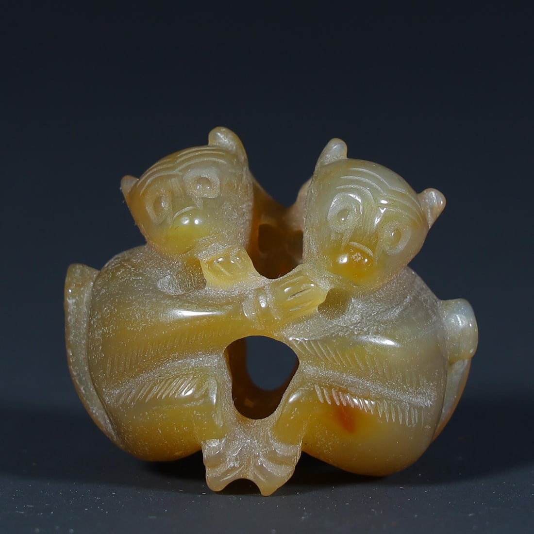 A piece of Qing Dynasty agate beautiful "generations of marquises" double monkey handle: Qing Dynasty agate beautiful "generations of marquises" double monkey pieces SIZE: H:2.5cm L:3cm W:2.2cm W:18.5g (The Dimensions Of All Batches Are Manually Measured.If You Need More Detailed Informat