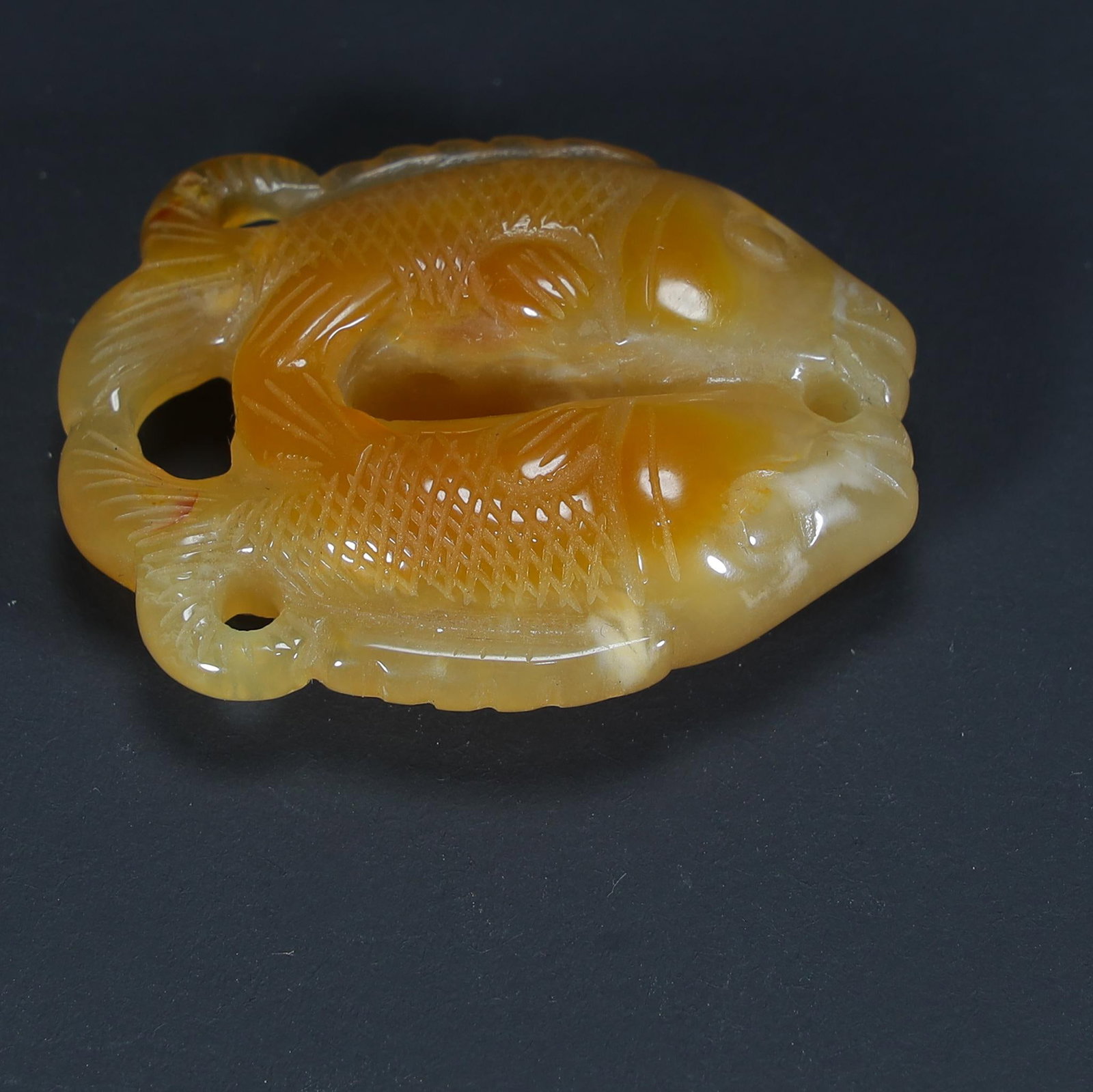 A Qing Dynasty agate double carp pattern pendant - 3