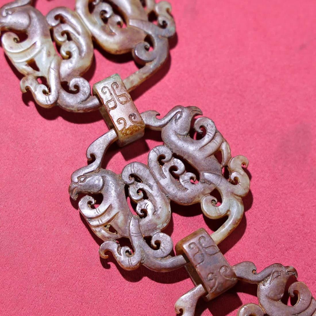 A Han Dynasty jade pendant - 4