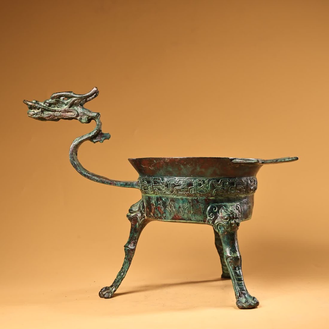 A bronze dragon cup: Bronze dragon cup SIZE: W:1450g H:22cm W:28cm (The Dimensions Of All Batches Are Manually Measured.If You Need More Detailed Information, Please Contact Our Customer Service Before Bidding.)