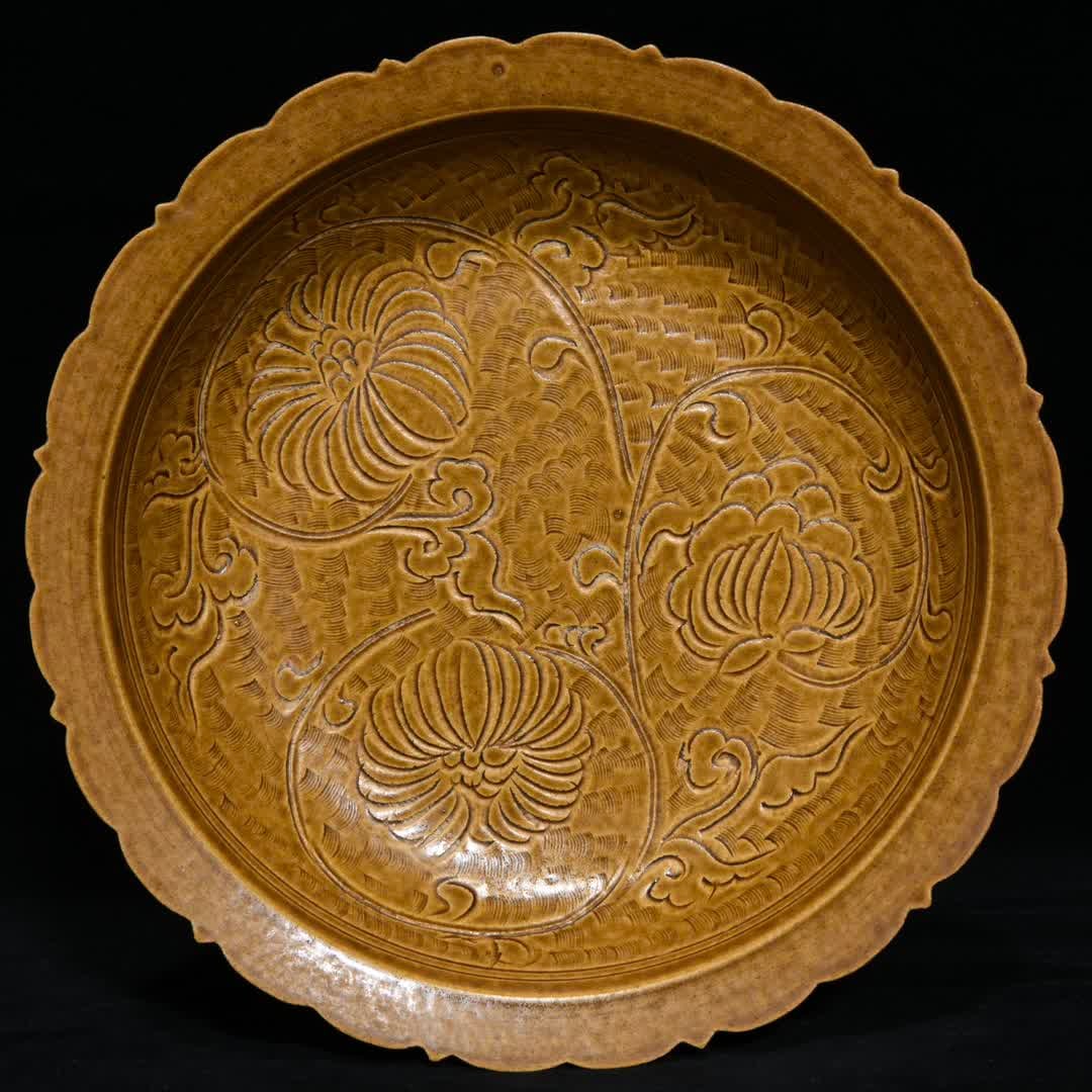 A Shouzhou kiln carved flower mouth plate: Shouzhou kiln carved flower mouth plate SIZE: H:5.2cm D:22.5cm (The Dimensions Of All Batches Are Manually Measured.If You Need More Detailed Information, Please Contact Our Customer Service Before Bi