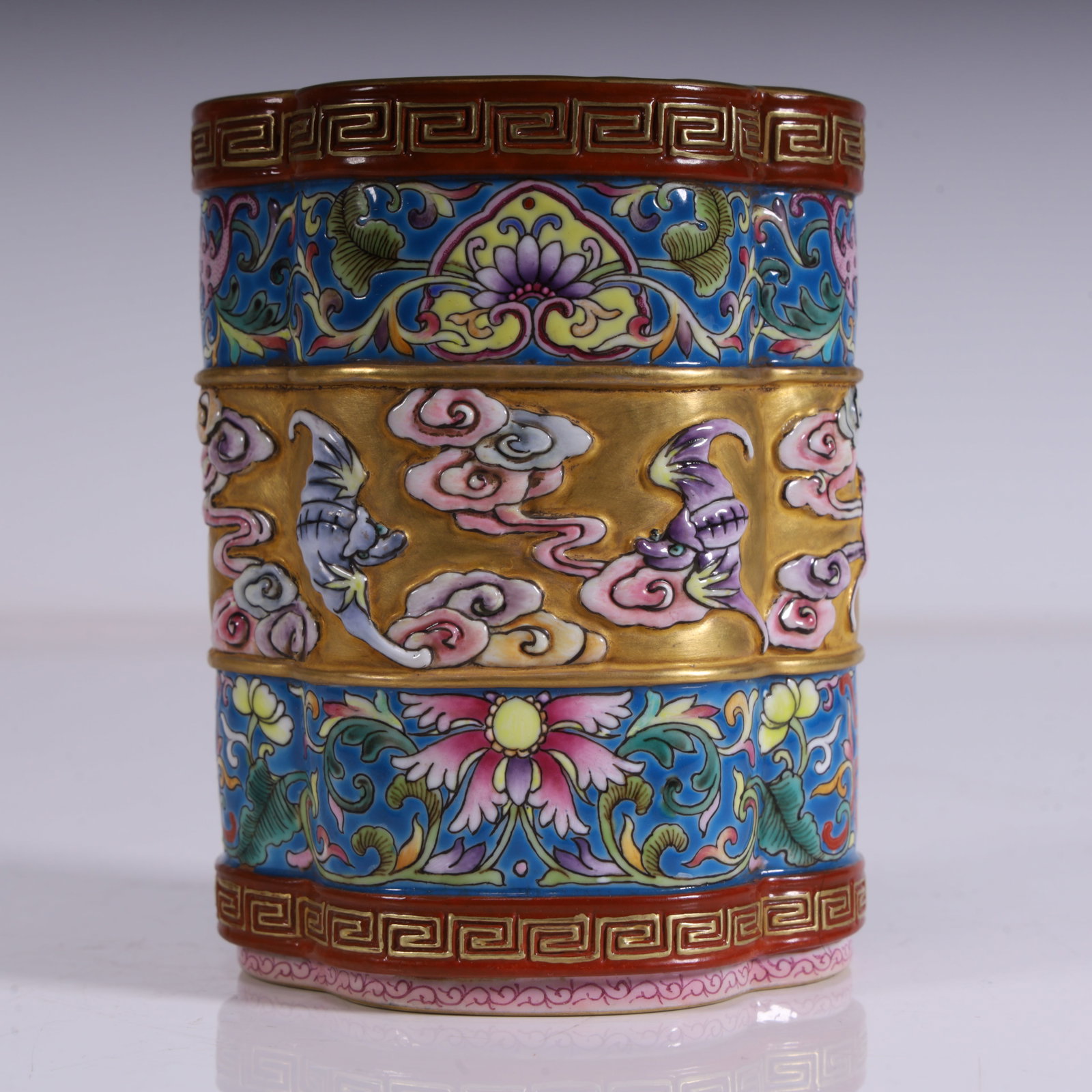 A Qing Qianlong enamel gold-painted pen holder: Qing Qianlong enamel colored gold-painted pen holder SIZE: L:8cm W:7cm H:10.3cm W:380g (The Dimensions Of All Batches Are Manually Measured.If You Need More Detailed Information, Please Contact Our Cu