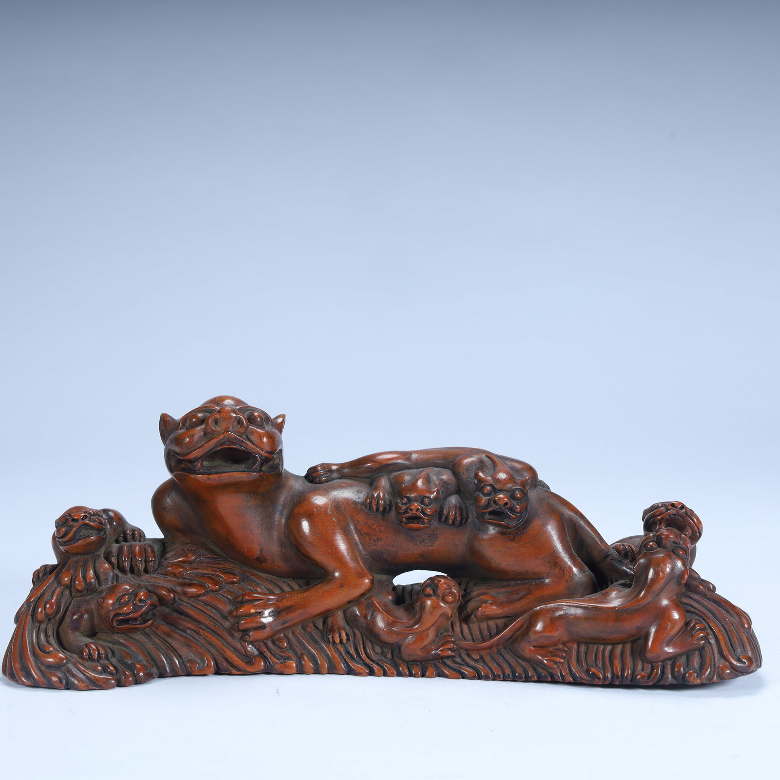 A pen holder with a boxwood carving lion and lion pattern: Replace boxwood carving Taishi Young Lion pattern pen holder SIZE: H:7cm L:19cm W:6cm W:247g (The Dimensions Of All Batches Are Manually Measured.If You Need More Detailed Information, Please Contact