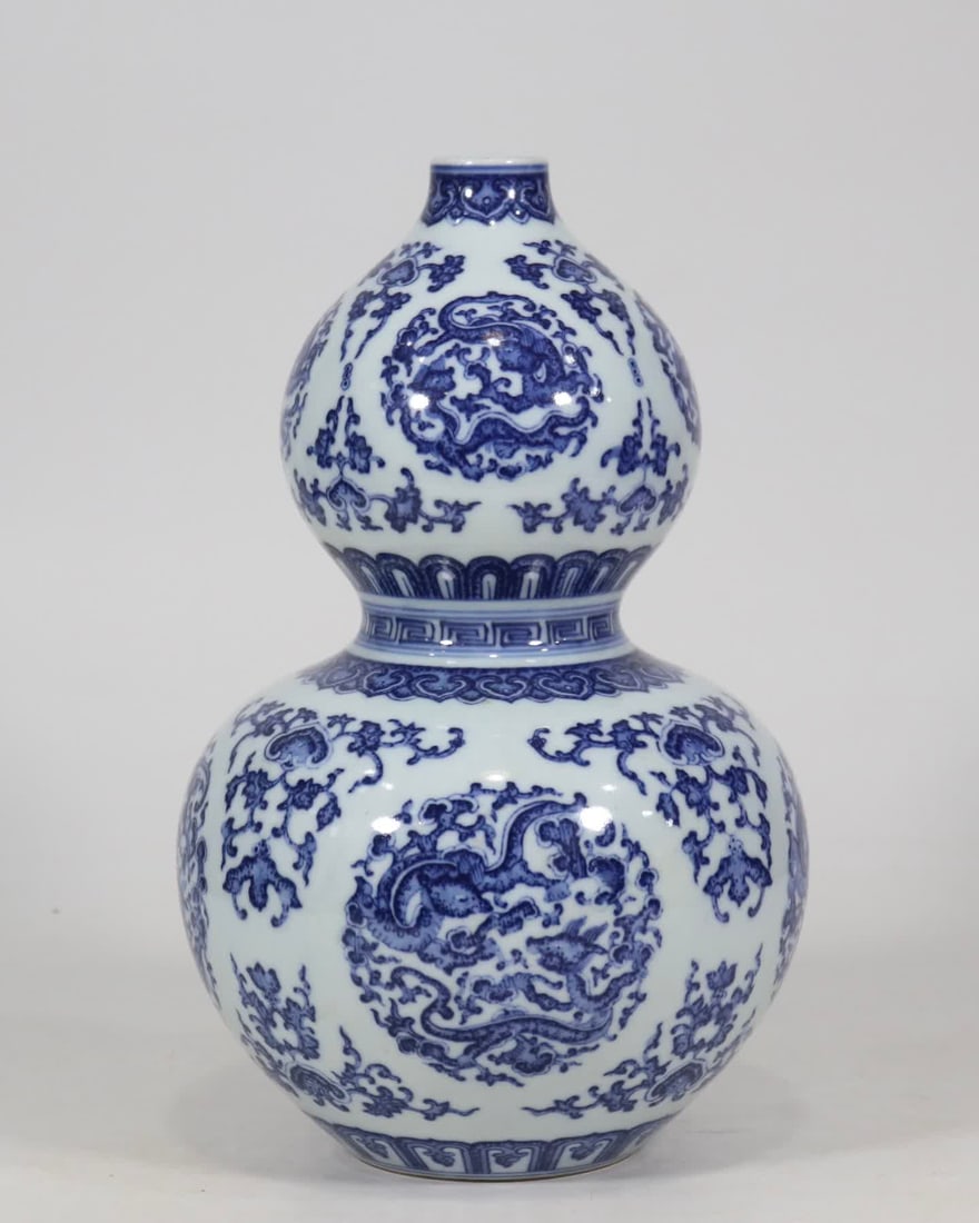 A Qing Qianlong blue and white dragon pattern gourd bottle: Qing Qianlong blue and white dragon pattern gourd bottle SIZE: H: 28cm Belly diameter 16.5cm (The Dimensions Of All Batches Are Manually Measured.If You Need More Detailed Information, Please Contact