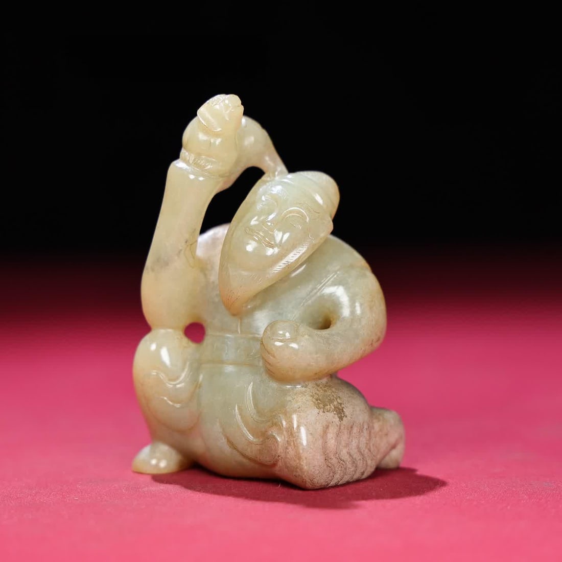 A piece of Han Dynasty jade kneeling: Han Dynasty jade kneeling person holds the piece SIZE: 80x49x38mm W:192g (The Dimensions Of All Batches Are Manually Measured.If You Need More Detailed Information, Please Contact Our Customer Service