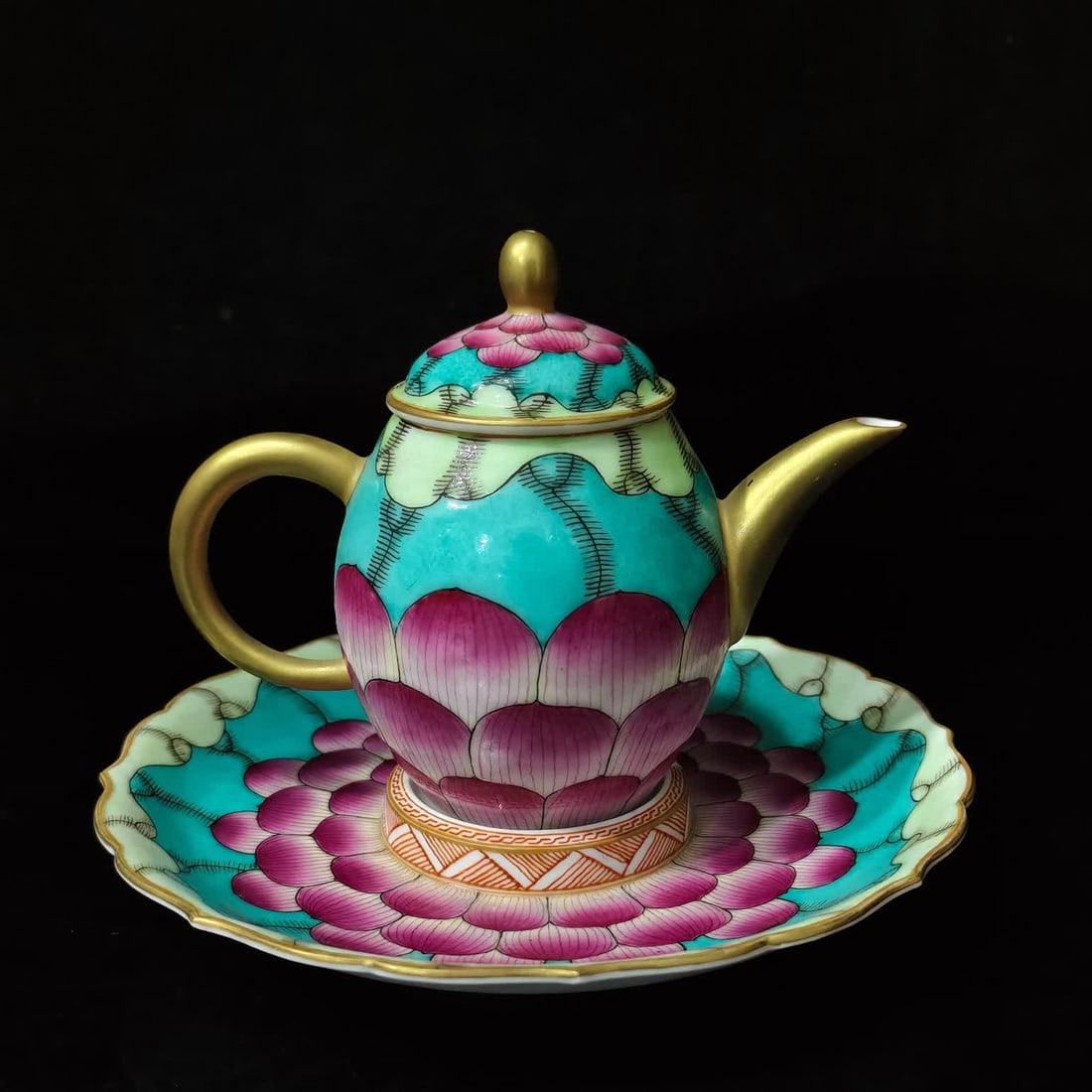 A set of teapots made in Qianlong with enamel colored lotus: Qianlong year enamel lotus set of teapots SIZE: H: 12cm Belly diameter 8cm mouthD: 4cm Plate mouthD: 15cm (The Dimensions Of All Batches Are Manually Measured.If You Need More Detailed Information, Pl