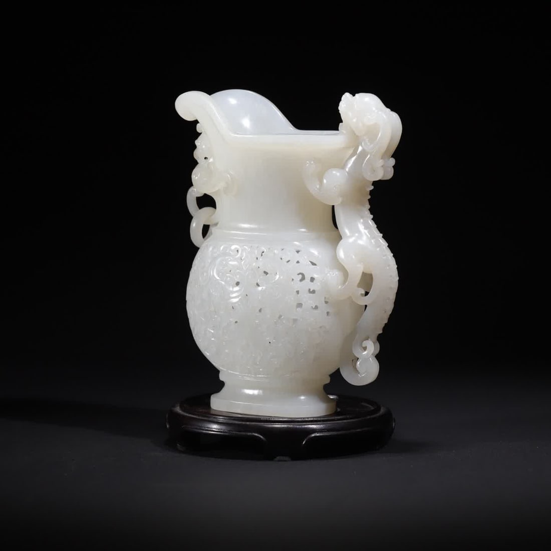 A Qing Dynasty Hetian jade dragon carved white jade cup study room elegant play: Qing Dynasty Hetian jade dragon carved white jade cup study elegant play This cup is made of Hetian white jade whole material, carved into the shape of the cup, the jade is as white as mutton fat, smo