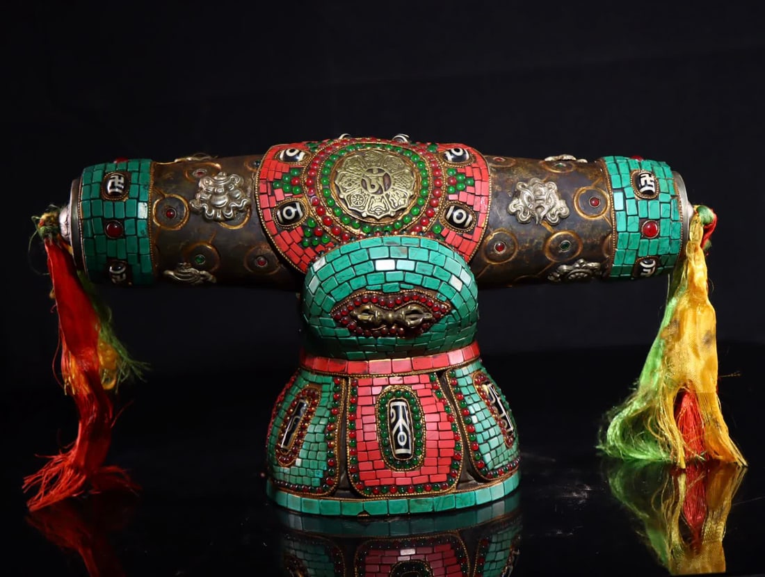 A Qing Dynasty inlaid gemstone Dzi magic vessel: Qing Dynasty inlaid gemstone Dzi magic vessel SIZE: 37x14x18cm (The Dimensions Of All Batches Are Manually Measured.If You Need More Detailed Information, Please Contact Our Customer Service Before Bi