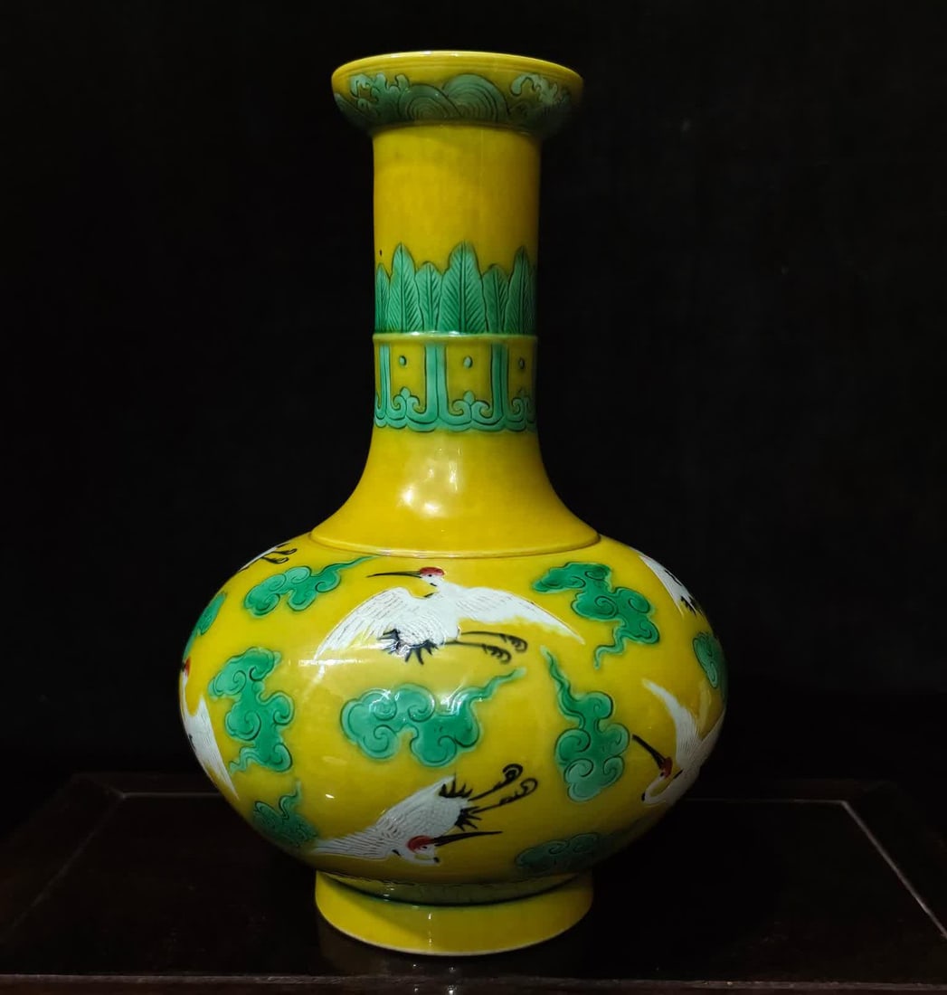 A Qing Yongzheng year plain three-color dark carved crane auspicious cloud appreciation vase: The Qing Dynasty Yongzheng year system plain three-color dark carving crane auspicious cloud appreciation bottle SIZE: H: 20cm Belly diameter 13cm mouthD: 6cm (The Dimensions Of All Batches Are Manual