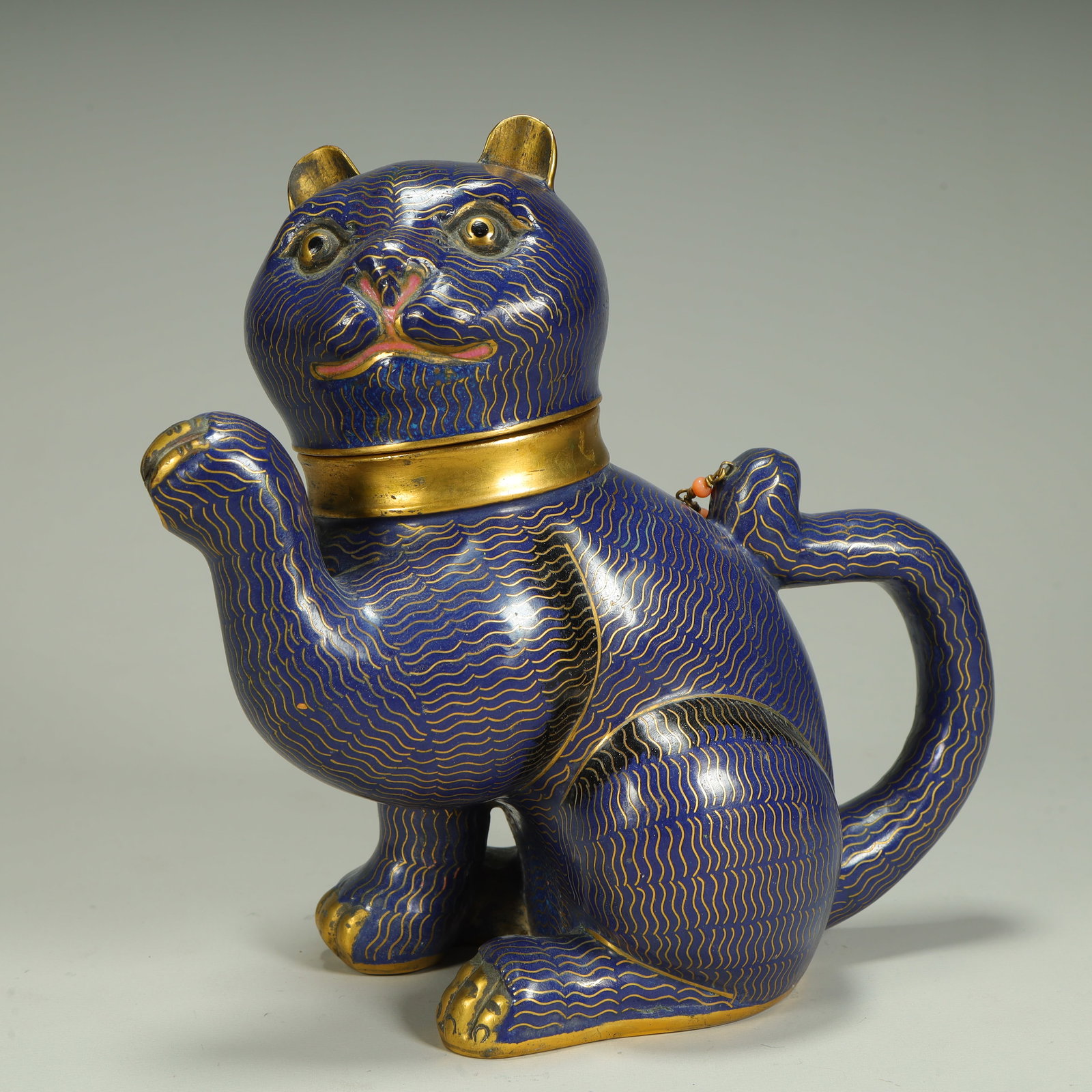 A copper-tired cloisonné enamel cat-shaped pot: Copper tire cloisonné enamel cat-shaped pot SIZE: H:16cm L:17cm W:9cm W:782.5g (The Dimensions Of All Batches Are Manually Measured.If You Need More Detailed Information, Please Contact Our Customer