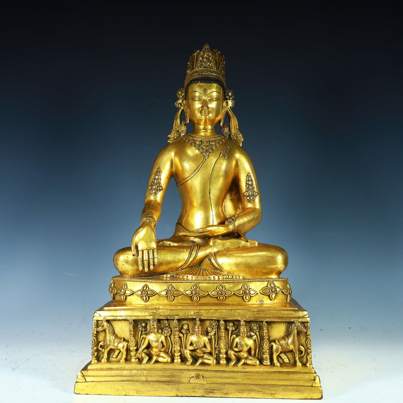 A bronze gilt Buddha statue of the Qing Dynasty: Qing Dynasty copper gilt Buddha statue SIZE: H:46cm L:29cm W:21cm W:12.6kg (The Dimensions Of All Batches Are Manually Measured.If You Need More Detailed Information, Please Contact Our Customer Servi