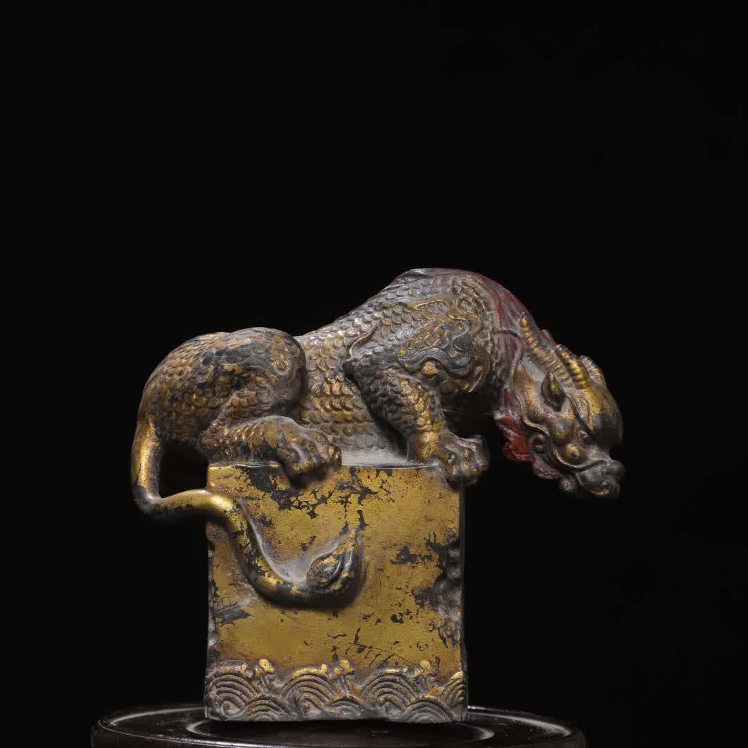 A Qing Dynasty copper rubbing gold absorbing beast ornament: Qing Dynasty copper rubbing gold absorbent beast ornament SIZE: H:15cm L:16cm T:8cm W:1.92kg (The Dimensions Of All Batches Are Manually Measured.If You Need More Detailed Information, Please Contact