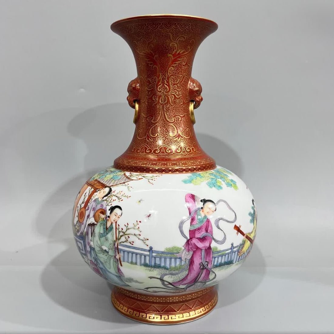 A double-eared vase with a picture of twelve gold hairpins in the middle of the upper and lower alum: In the Qianlong period of the Qing Dynasty, the upper and lower alum red gold paintings in the middle of the pastel figures are pictured with twelve gold hairpins and binaural appreciation bottles SIZ