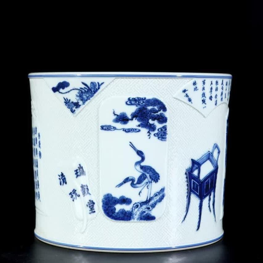 A Qing Dynasty Qianlong Ruigutang Markham Dibogu open-window pen holder: Qing Dynasty Qianlong Ruigutang Markham Dibogu open window pen holder SIZE: H:17.3cm mouthD:21.6cm (The Dimensions Of All Batches Are Manually Measured.If You Need More Detailed Information, Please Co