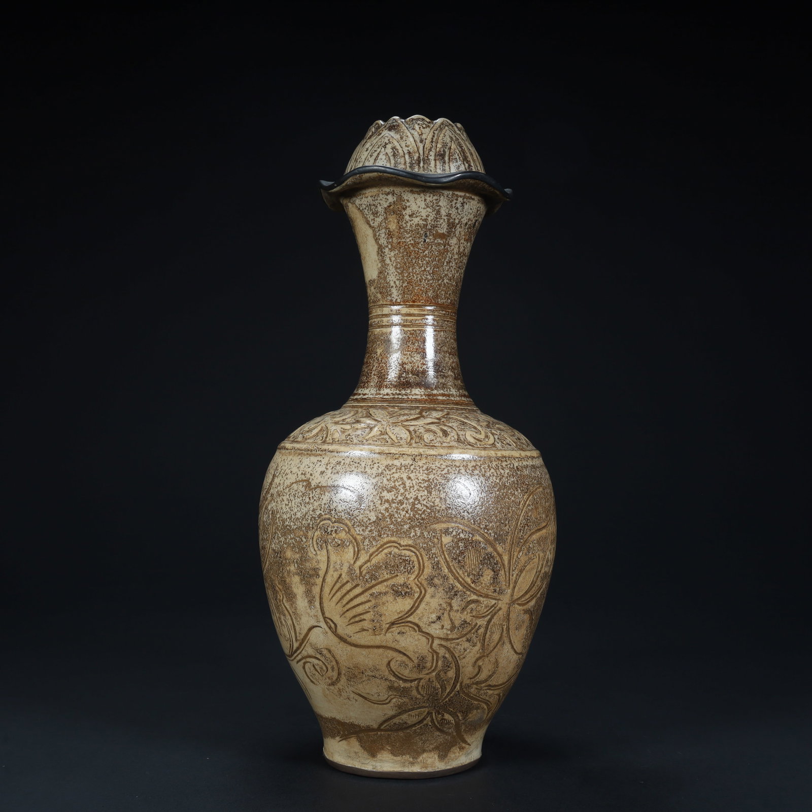 A Qing Dynasty Cizhou kiln carved lotus petal mouth bottle: Qing Dynasty Cizhou kiln carved lotus petal mouth bottle SIZE: 26?H:26.5cm L:11.5cm W:11.5cm W:713g (The Dimensions Of All Batches Are Manually Measured.If You Need More Detailed Information,