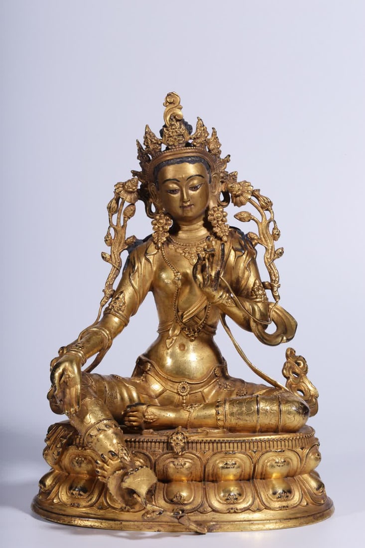 A seated statue of Tara, a bronze gilt green Tara, from the Qing Dynasty: Qing Dynasty copper gilt green Tara seated statue SIZE: H:23cm L:16cm W:14.5cm W:3001g (The Dimensions Of All Batches Are Manually Measured.If You Need More Detailed Information, Please Contact Our Cu