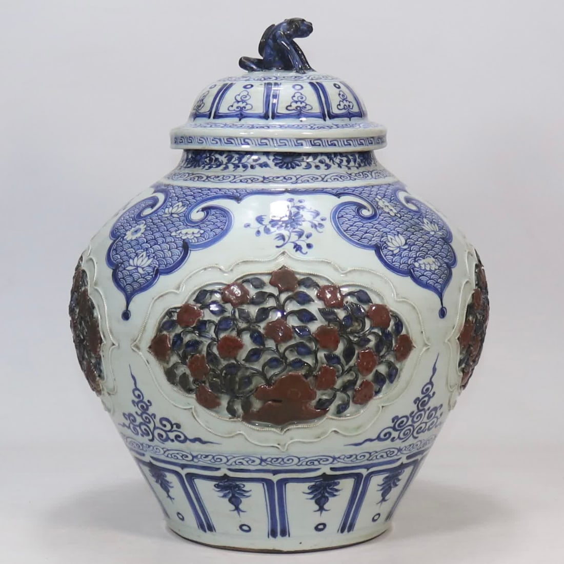 A Yuan blue and white glazed red carved strange stone flower pattern lid jar: Yuan blue and white glaze red carved strange stone flower pattern lid jar SIZE: H:41.5cm mouthD:15.5cm (The Dimensions Of All Batches Are Manually Measured.If You Need More Detailed Information, Pleas