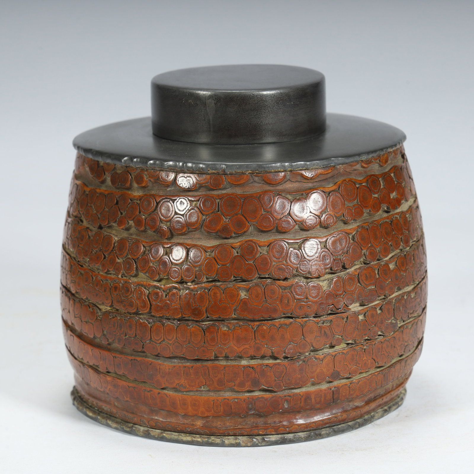 A late Qing Dynasty bamboo root-wrapped tin tea jar: Late Qing Dynasty bamboo root tin tea can SIZE: H:11cm L:12cm W:11cm W:1089g (The Dimensions Of All Batches Are Manually Measured.If You Need More Detailed Information, Please Contact Our Customer Ser