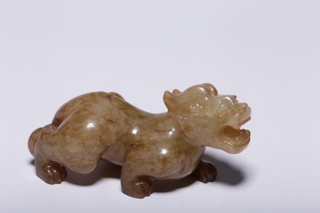 A piece of war Han: Hetian jade belt Qin wards off evil spirits: The piece is made of Hetian jade, the color is warm, the round carving wards off evil spirits, the four-legged standing posture, the muscles and bones are strong, the limbs are strong and powerful,
