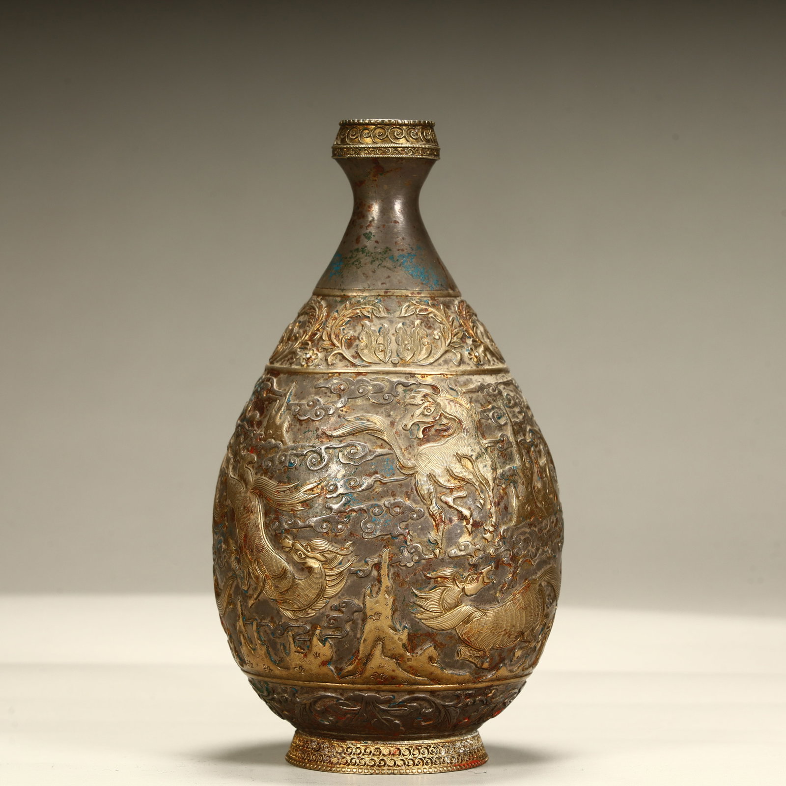 A Qing Dynasty silver-gilt auspicious beast pattern bottle - 2