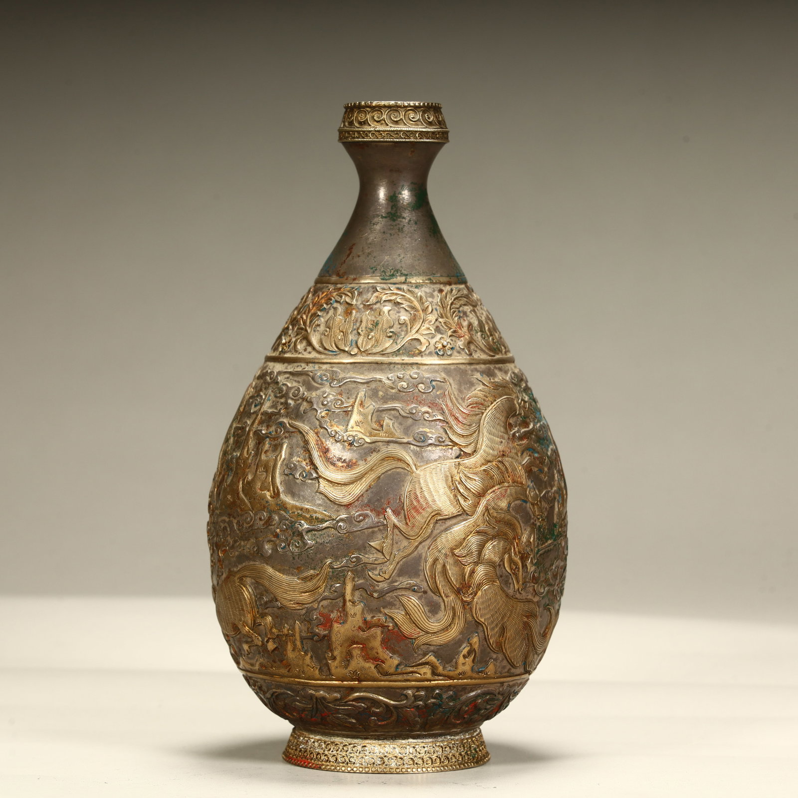 A Qing Dynasty silver-gilt auspicious beast pattern bottle - 3