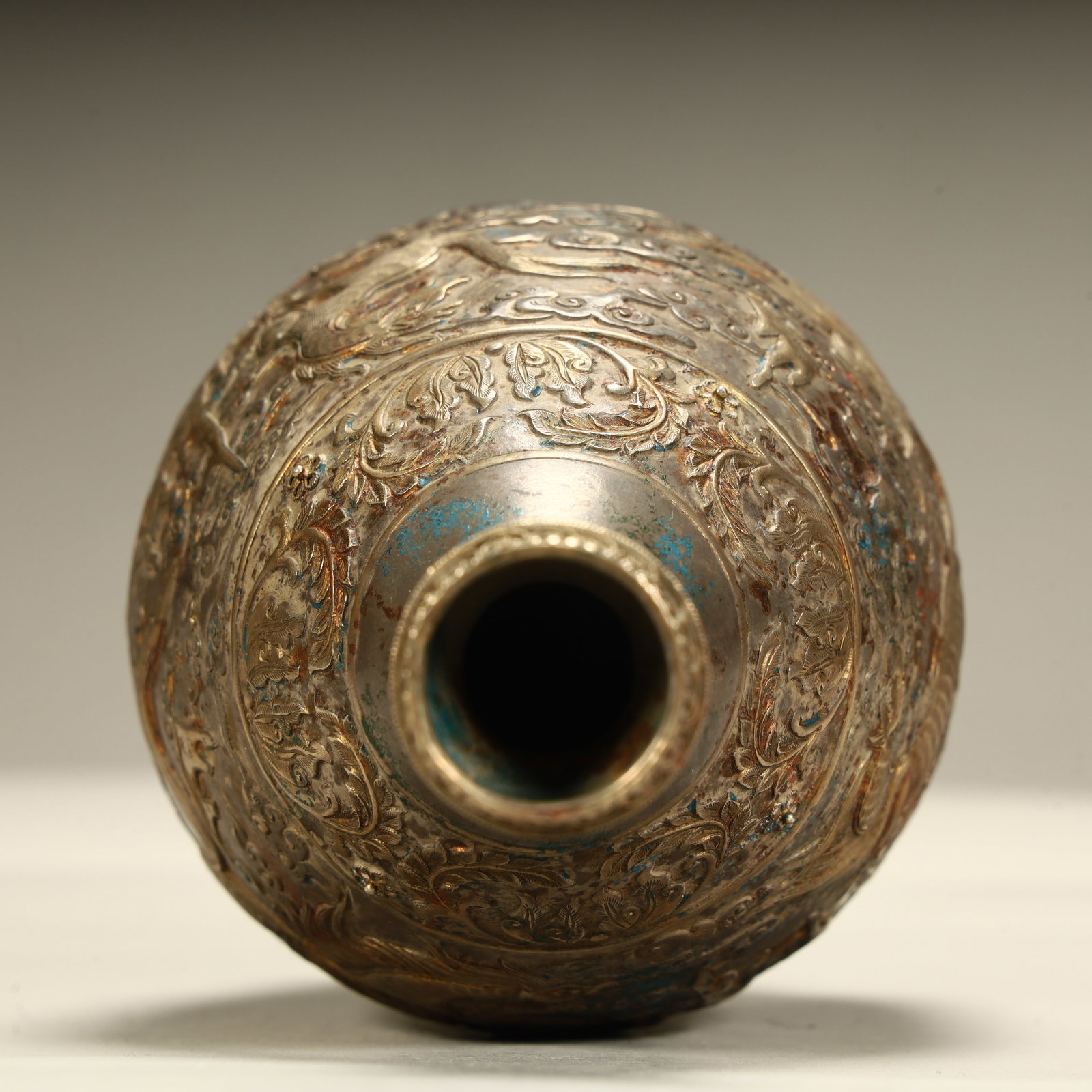 A Qing Dynasty silver-gilt auspicious beast pattern bottle - 6