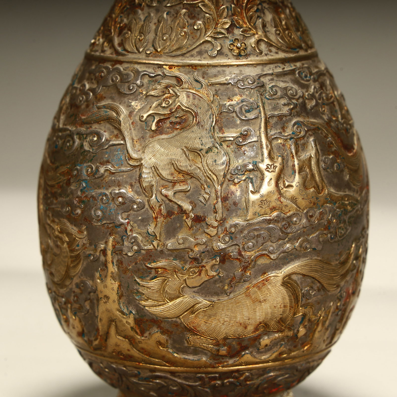 A Qing Dynasty silver-gilt auspicious beast pattern bottle - 7