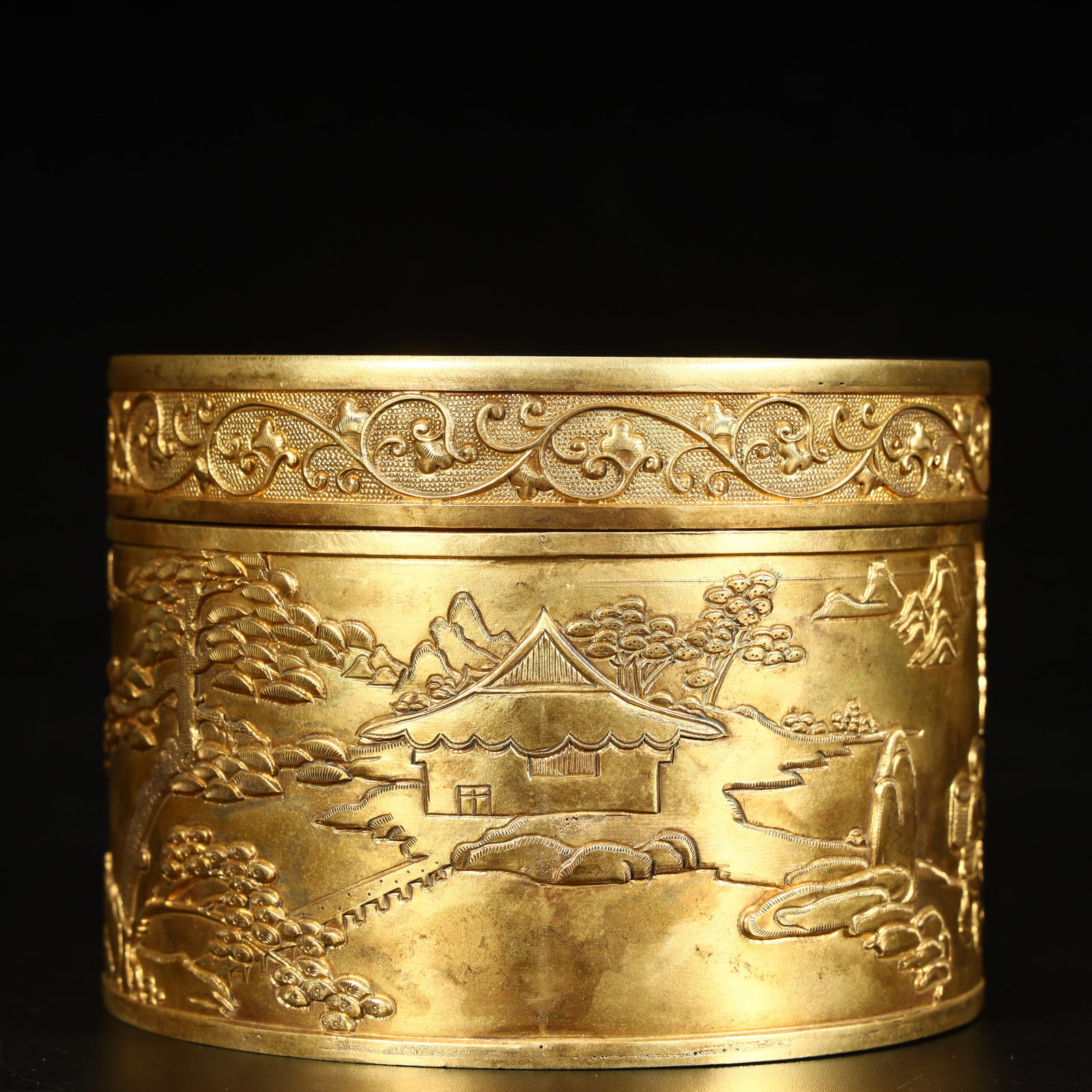 A Qing Dynasty copper gilt engraved landscape pattern cover box: Qing Dynasty copper gilt engraved landscape pattern cover box SIZE: H:7.5cm L:10cm W:10cm W:486.7g (The Dimensions Of All Batches Are Manually Measured.If You Need More Detailed Information, Please Co