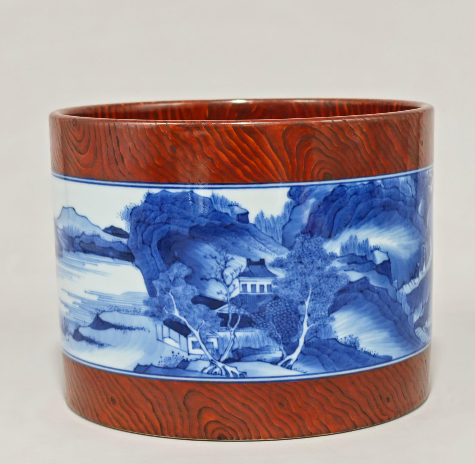 A blue and white landscape and wood grain pen bucket made in the Yongzheng era of the Qing Dynasty: The blue and white landscape and wood grain pen bucket made in the Yongzheng era of the Qing Dynasty SIZE: H:14.3cm D:18.8cm (The Dimensions Of All Batches Are Manually Measured.If You Need More Detai