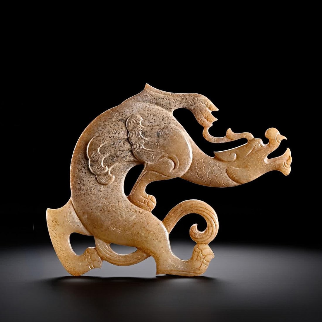 A jade dragon of the Han Dynasty: Han Dynasty jade dragon SIZE: H:8.5cm W:10cm 107g (The Dimensions Of All Batches Are Manually Measured.If You Need More Detailed Information, Please Contact Our Customer Service Before Bidding.)