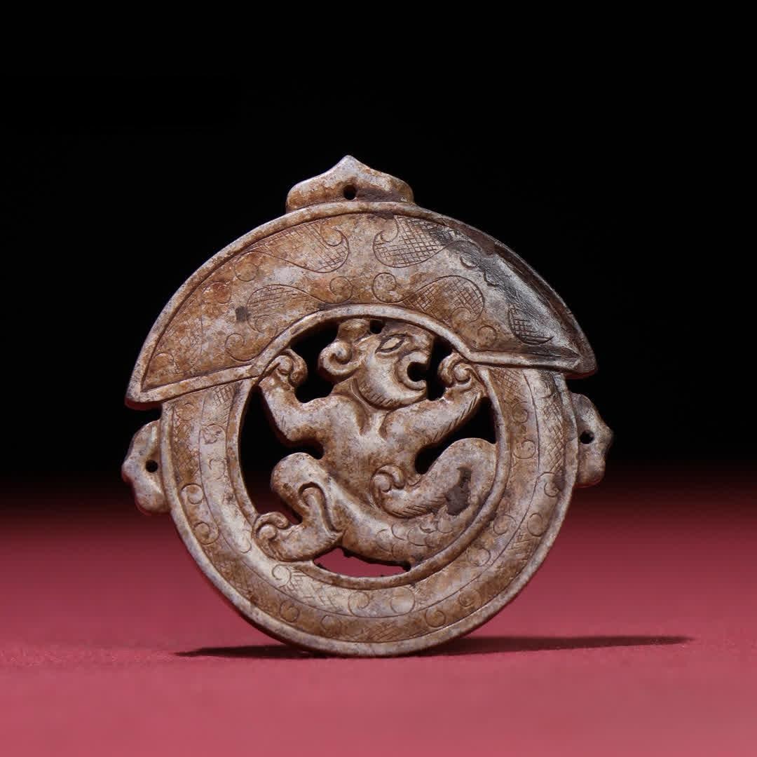 A Han Dynasty jade bear pendant: Han Dynasty jade bear pendant SIZE: 58x56x4mm W:25g (The Dimensions Of All Batches Are Manually Measured.If You Need More Detailed Information, Please Contact Our Customer Service Before Bidding.)