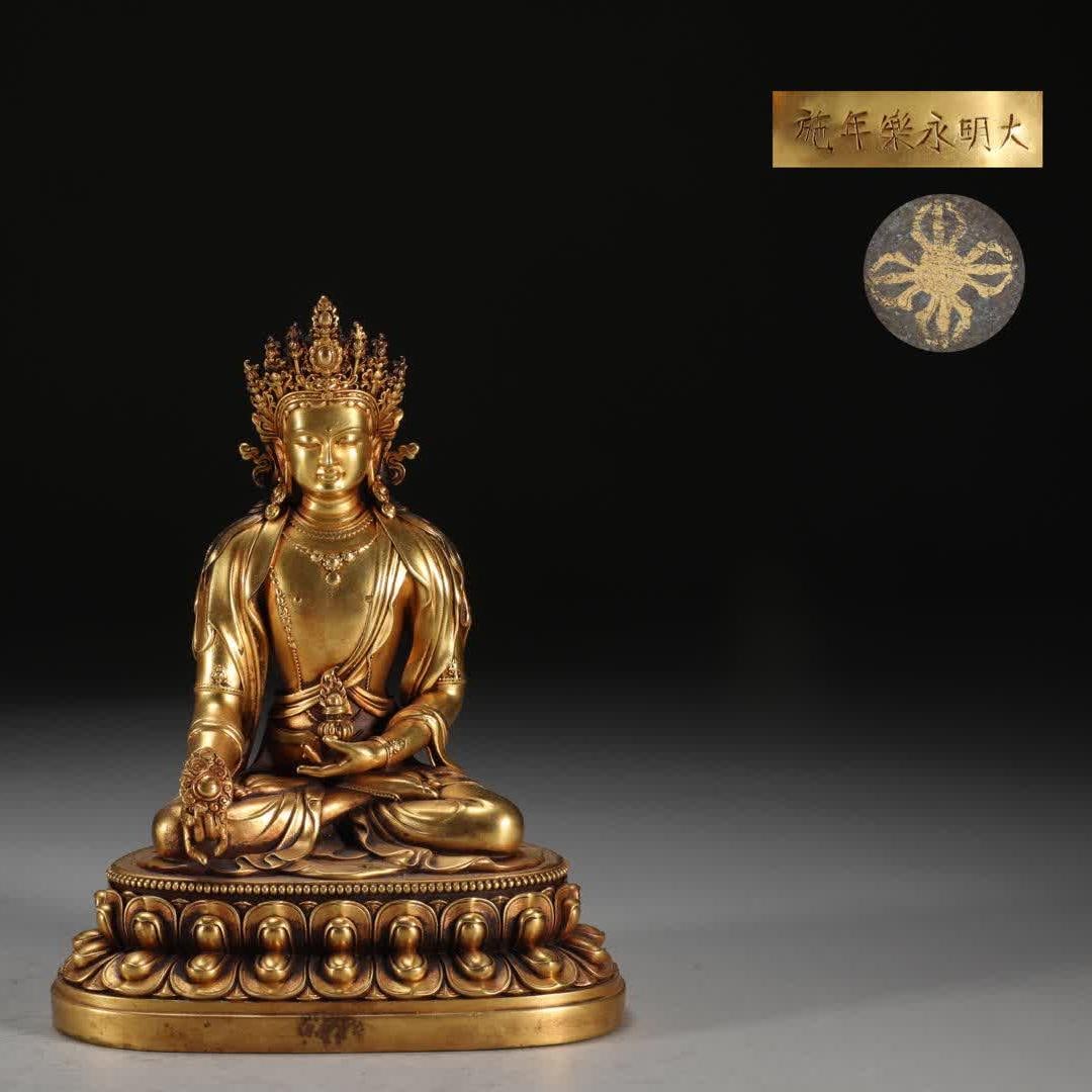 A seated statue of the Ming Dynasty copper-tired gilt pharmacist Guang Tathagata: Ming Dynasty Bronze Tire Gilded Pharmacist Light Tathagata Seated Statue SIZE: H:15.8cm W:12.6cm W:2.05kg (The Dimensions Of All Batches Are Manually Measured.If You Need More Detailed Information, Pl
