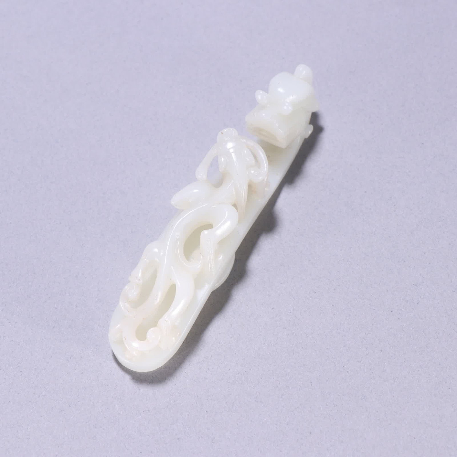 A piece of Qing Dynasty Qing Dynasty Hetian jade wangzi Jackie Chan with hook: Qing Dynasty Qing Dynasty Hetian Yuwangzi Jackie Chan with hook SIZE: L:9.6cm H:2.4cm W:45.5g (The Dimensions Of All Batches Are Manually Measured.If You Need More Detailed Information, Please Contact