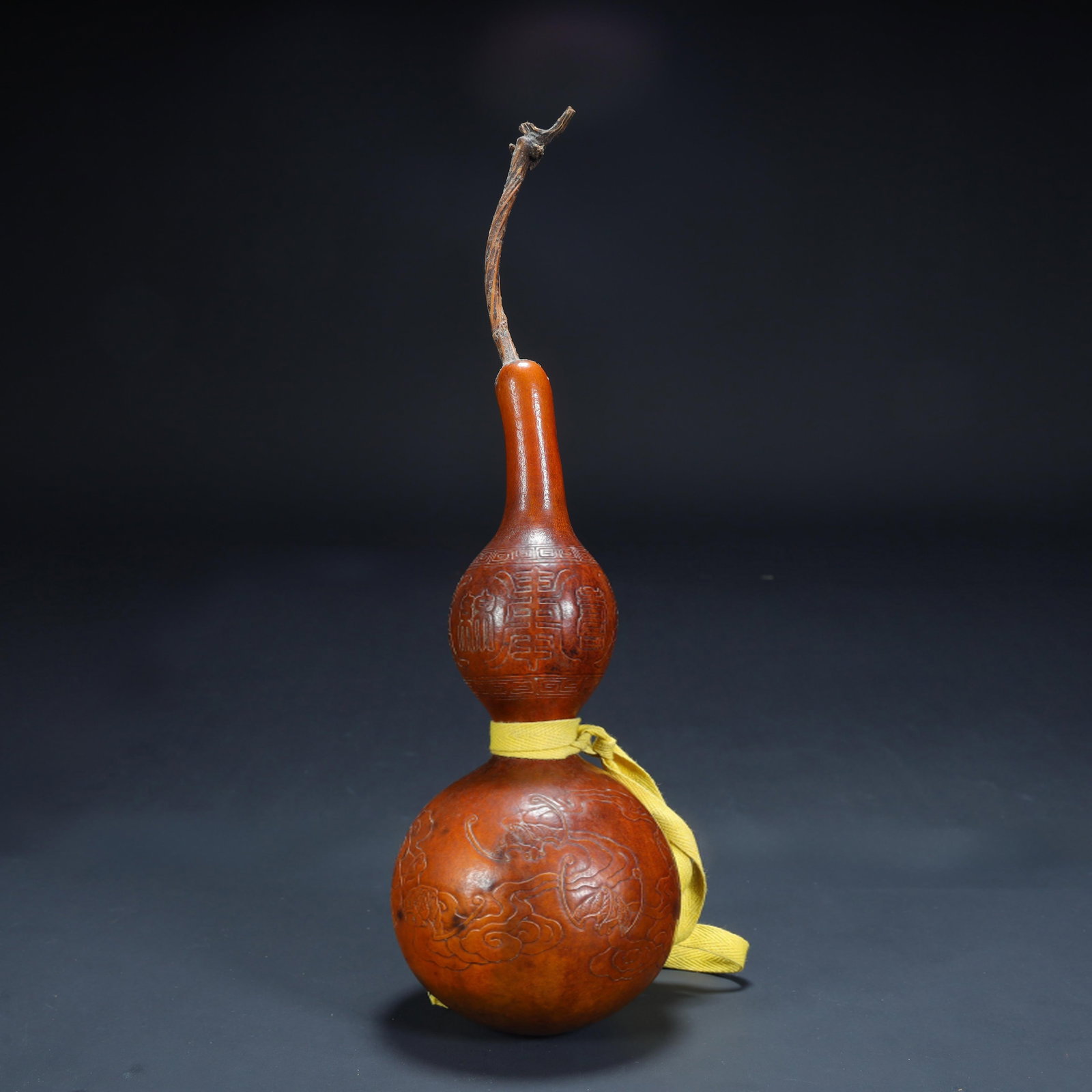 A Qing Dynasty gourd "Fushou Dragon Pattern" gourd: Qing Dynasty gourd "Fushou Dragon Pattern" gourd SIZE: H:27cm L:8cm W:8cm W:58.5g (The Dimensions Of All Batches Are Manually Measured.If You Need More Detailed Information, Please Contact Our Custome