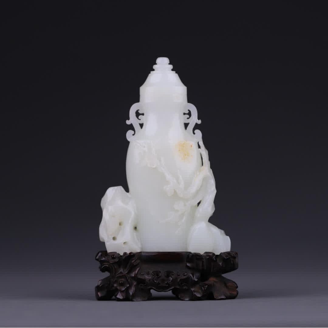 A piece of Qing Dynasty Hetian jade seed material carving "Joy on the Eyebrows" appreciation bottle: Qing Dynasty Hetian jade seed material carving "happy eyebrows" appreciation bottle with base selected Hetian jade seed material The texture is delicate and oily, the natural skin color is partially r