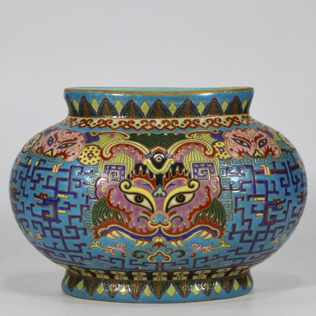 A cloisonné dragon pattern wall bottle made in the Qianlong period of the Qing Dynasty: Qing Qianlong year cloisonné dragon pattern wall hanging bottle SIZE: H: 16.6cm Belly W: 23.8cm (The Dimensions Of All Batches Are Manually Measured.If You Need More Detailed Information, Please