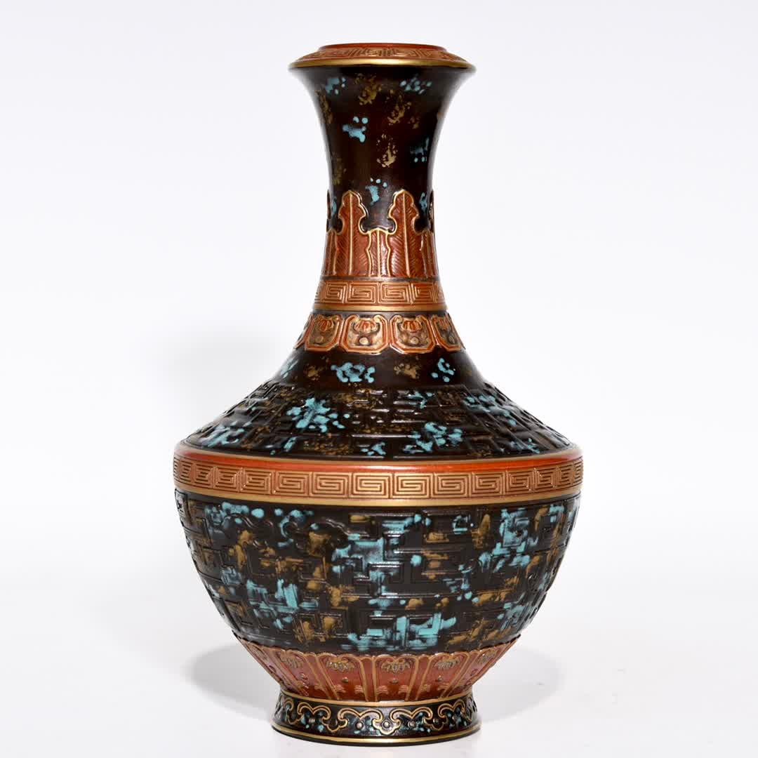 A Qing Qianlong bronze gilt garlic bottle: Qing Qianlong bronze gilt garlic vase SIZE: H:22cm D:13cm (The Dimensions Of All Batches Are Manually Measured.If You Need More Detailed Information, Please Contact Our Customer Service Before Bidding