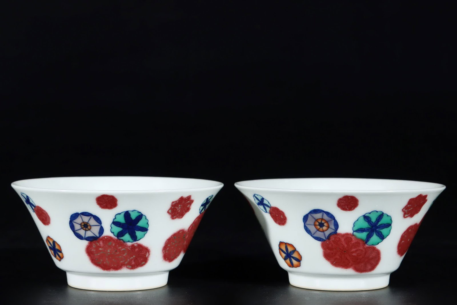 A pair of Qing Dynasty Yongzheng Lang Pavilion glazed red bucket color leather ball flower cups: Qing Dynasty Yongzheng Lang Pavilion glazed red bucket colored leather ball flower cup SIZE: H:4cm mouthD:8.4cm (The Dimensions Of All Batches Are Manually Measured.If You Need More Detailed Informati