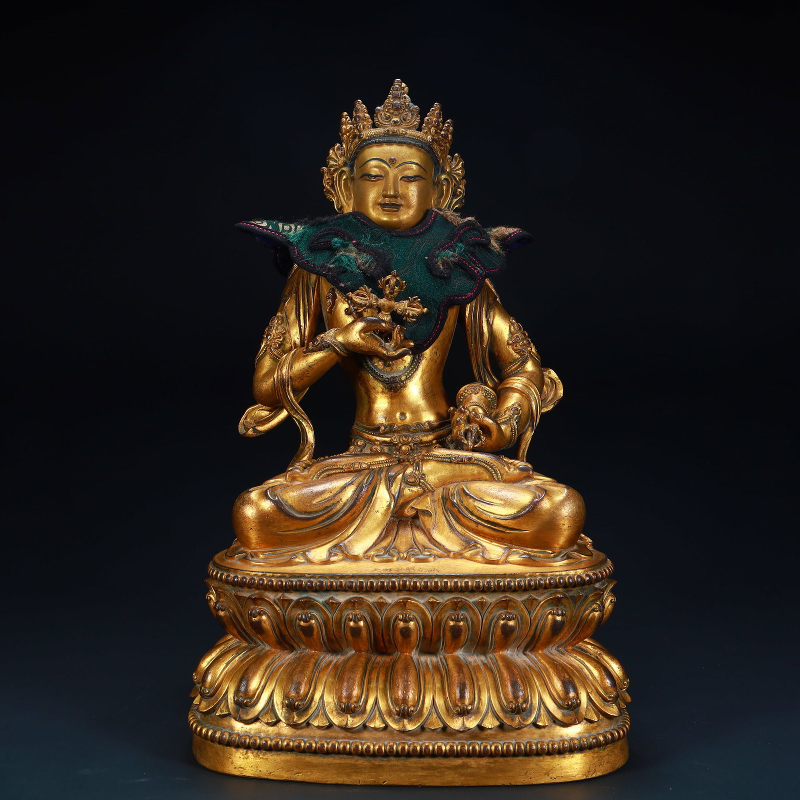 A Qing Dynasty bronze gilt Vajrasattva statue,: Qing Dynasty bronze gilt Vajrasattva statue, SIZE: H:33cm L:20cm W:12cm W:5.4kg (The Dimensions Of All Batches Are Manually Measured.If You Need More Detailed Information, Please Contact Our Customer