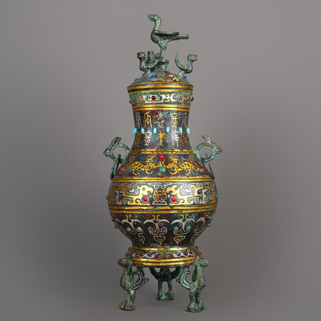 A Han Dynasty bronze gold inlaid standing bird vase: Han Dynasty bronze Cuojin inlaid with standing bird vase SIZE: W:1840g L:14cm H:35cm (The Dimensions Of All Batches Are Manually Measured.If You Need More Detailed Information, Please Contact Our