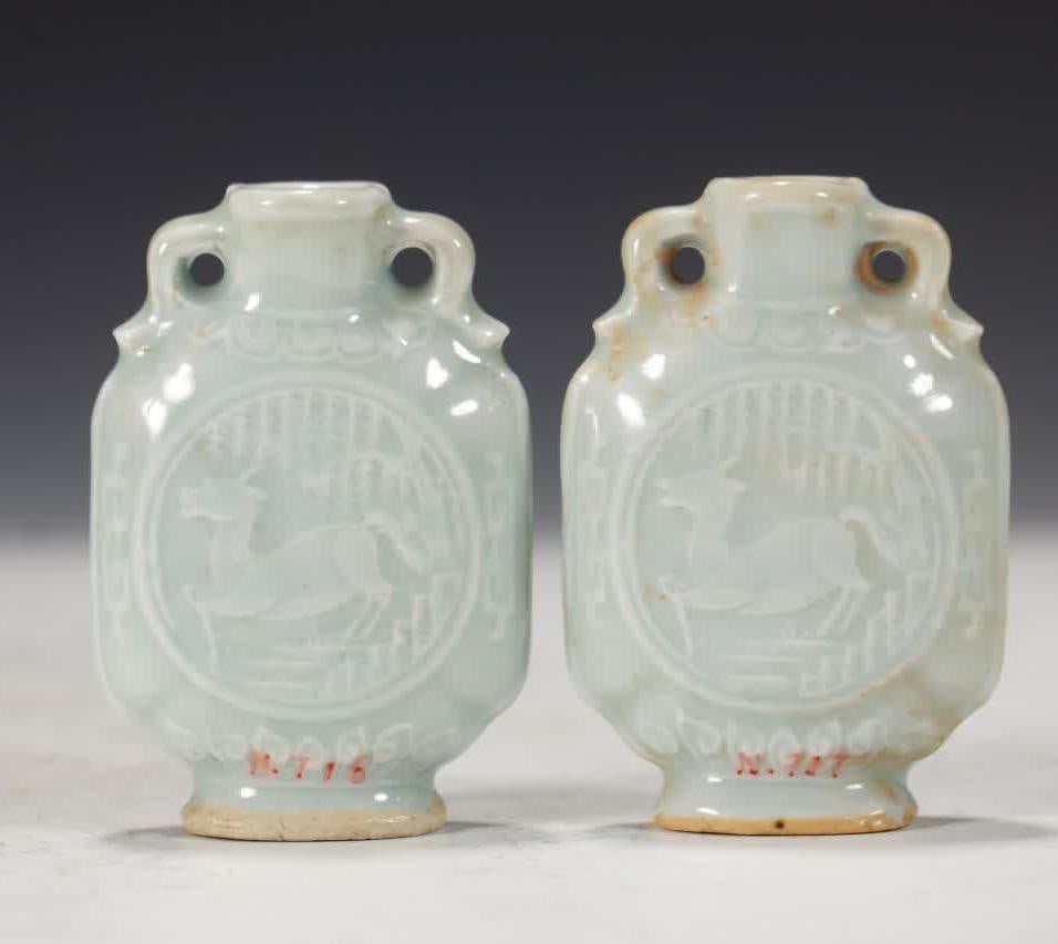 A pair of snuff bottles from the Qing Dynasty: A pair of snuff bottles from the Qing Dynasty SIZE: L:5cm W:2cm H:7cm (The Dimensions Of All Batches Are Manually Measured.If You Need More Detailed Information, Please Contact Our Customer