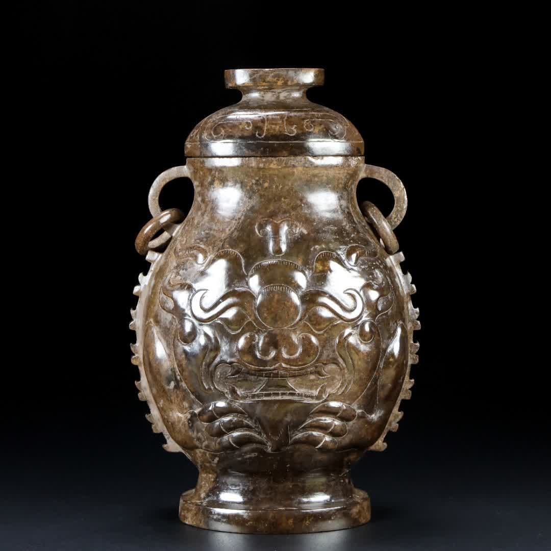 A jade gluttonous pattern jade bottle of the Han Dynasty: Han Dynasty jade gluttonous pattern jade vase SIZE: W:1.002kg H:19.8cm W:13cm T:6.8cm (The Dimensions Of All Batches Are Manually Measured.If You Need More Detailed Information, Please Contact Our Cus