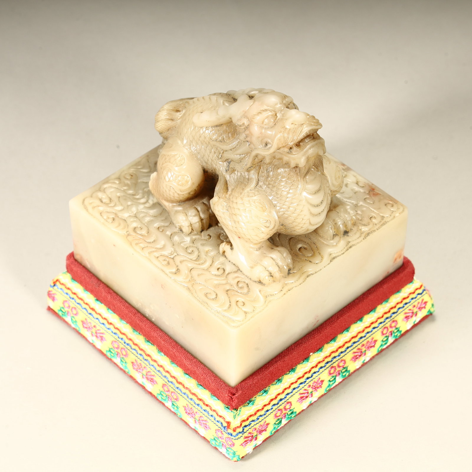 A Qing Dynasty fine Shoushan stone auspicious beast seal: Qing Dynasty boutique Shoushan stone auspicious beast seal SIZE: H:8.5cm L:8cm W:8cm W:743g (The Dimensions Of All Batches Are Manually Measured.If You Need More Detailed Information, Please Contact O