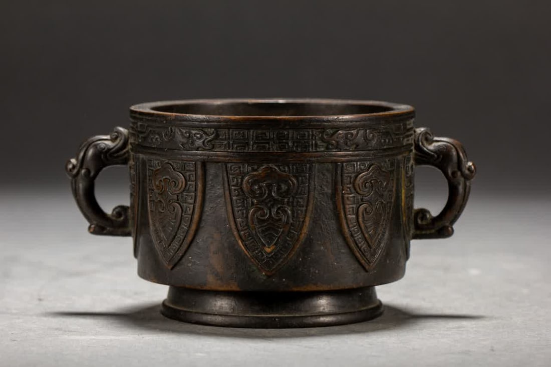 A Qing Dynasty copper incense burner: Qing Dynasty copper incense burner SIZE: L:14cm W:10cm H:7cm (The Dimensions Of All Batches Are Manually Measured.If You Need More Detailed Information, Please Contact Our Customer Service Before Bidd