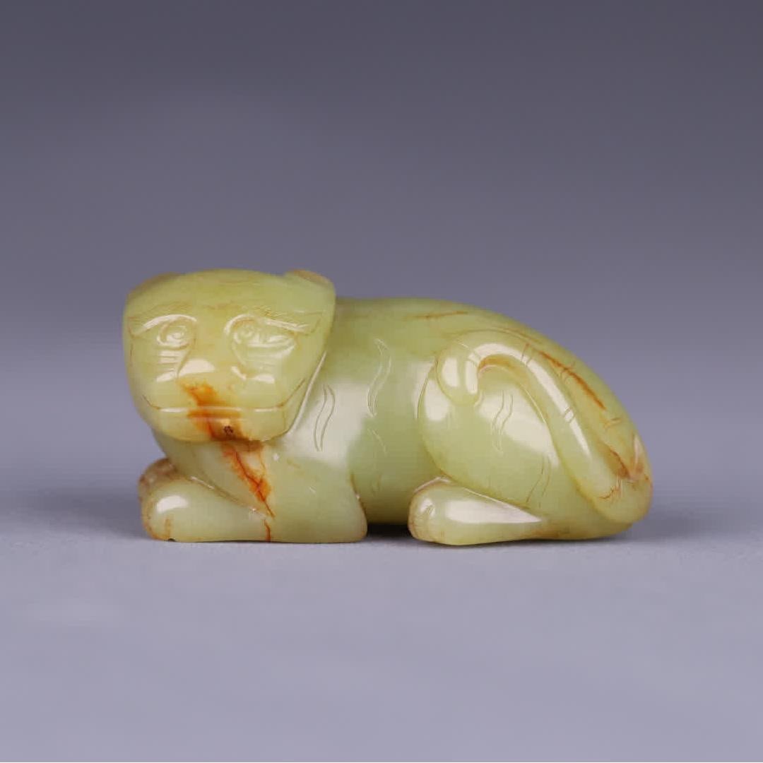A Qing Dynasty Hetian topaz tiger carving: Qing Dynasty Hetian topaz tiger carving SIZE: H:4.0x8.2x4cm W:201g (The Dimensions Of All Batches Are Manually Measured.If You Need More Detailed Information, Please Contact Our Customer Service